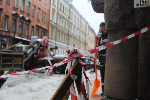 Петербуржец умер после падения на Серебристом бульваре