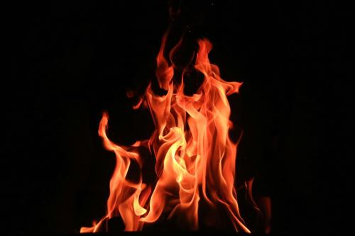 В Москве для тушения крупного пожара в Тушино привлекли пожарный поезд