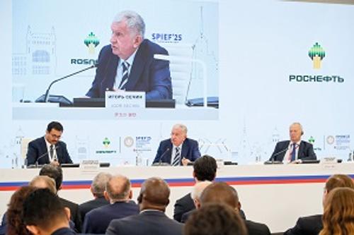 &laquo;Роснефть&raquo; при планировании работы исходит из цены нефти $45 в 2025 г и $42-43 в 2026 г - Сечин