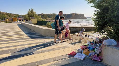 На новой набережной, стоящей несколько десяткой миллионов рублей, кучи мусора