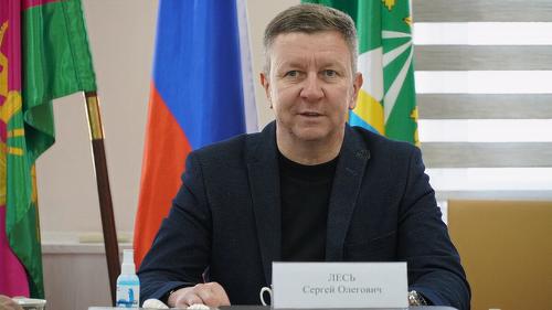 Кубанский чиновник Лесь, кажется, посчитав себя лосем, попытался сбежать от правоохранителей, прихватив с собой миллионы и килограммы золота