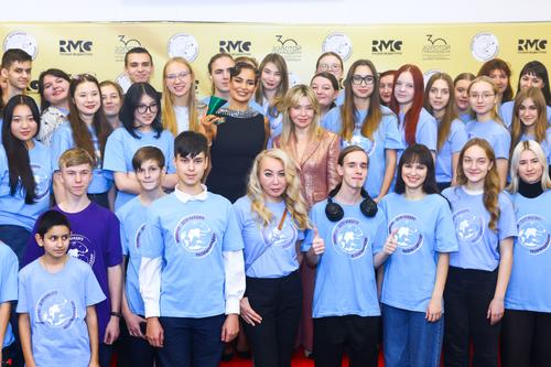 Светлана Радионова вручила &laquo;Зеленый Граммофон&raquo; певице Севиль