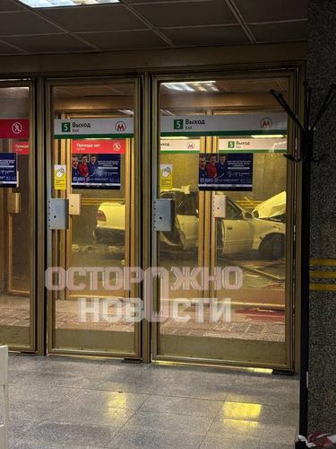 В Новосибирске легковушка влетела в метро, выбив двери