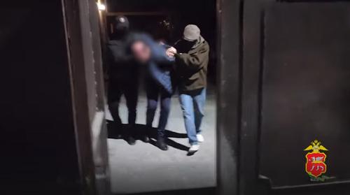 Чиновника при задержании положили &laquo;мордой в бабки&raquo;