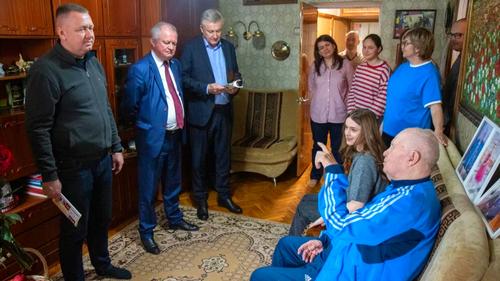 Мэр снял ботинки, но пример его оказался не заразным Мэр снял ботинки, но пример его оказался не заразным