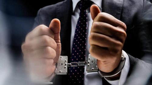 Стремление к обогащению привело чиновников на зону