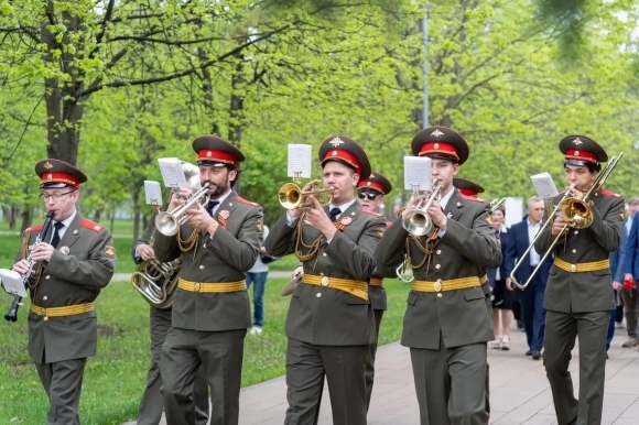 С портретами предков и под оркестр МЧС: как прошло возложение цветов к стеле &laquo;Журавли нашей памяти&raquo;