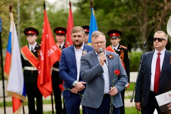 С портретами предков и под оркестр МЧС: как прошло возложение цветов к стеле &laquo;Журавли нашей памяти&raquo;